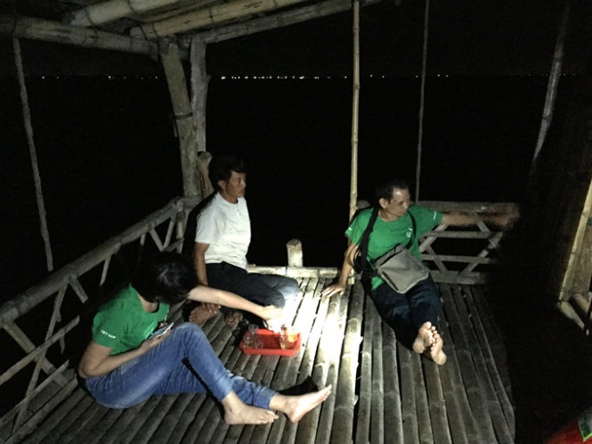 Bữa[-]tối[-]trên[-]chòi[-]canh[-]ngao[-]ở[-]biển